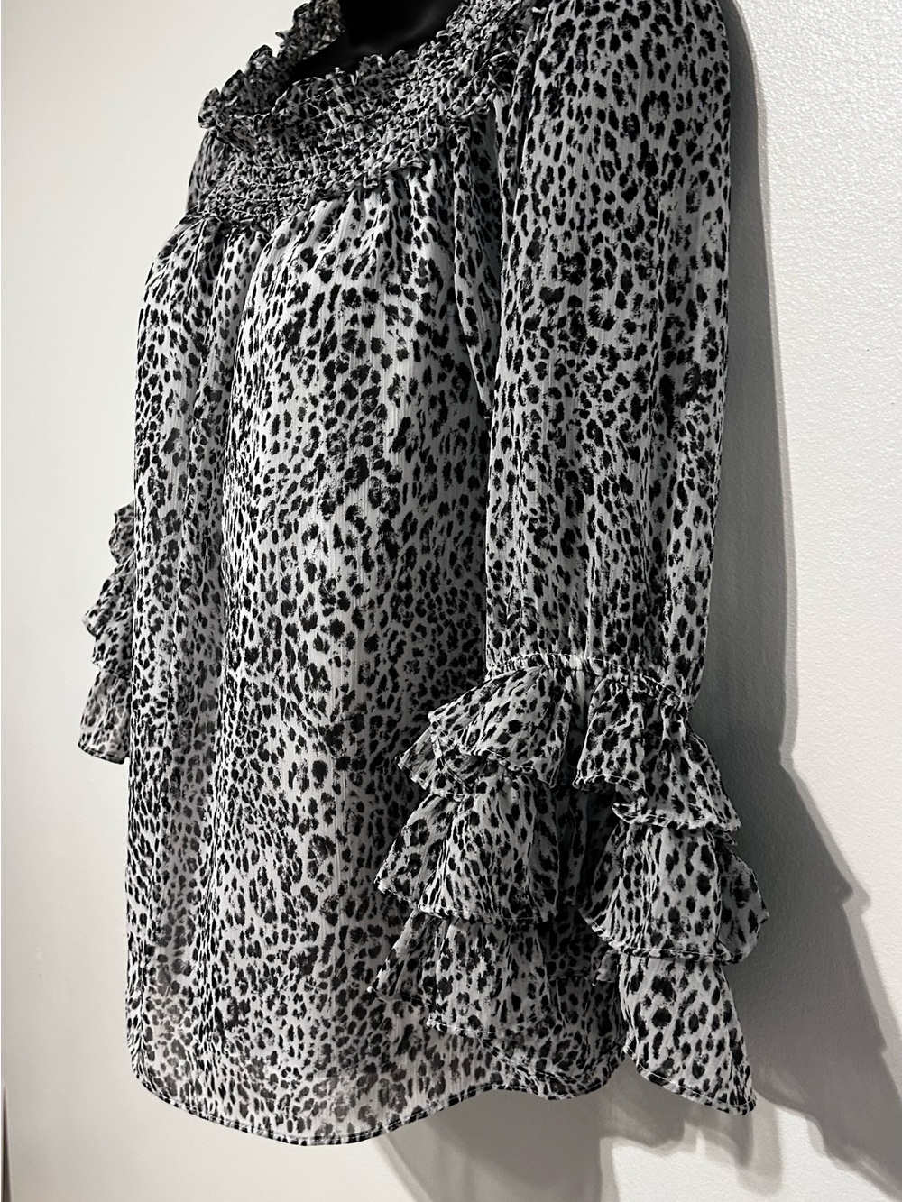 CeCe Black and White Leopard Smocked Neck Ruffle Sleeve Blouse Size M - Picture 4 of 10